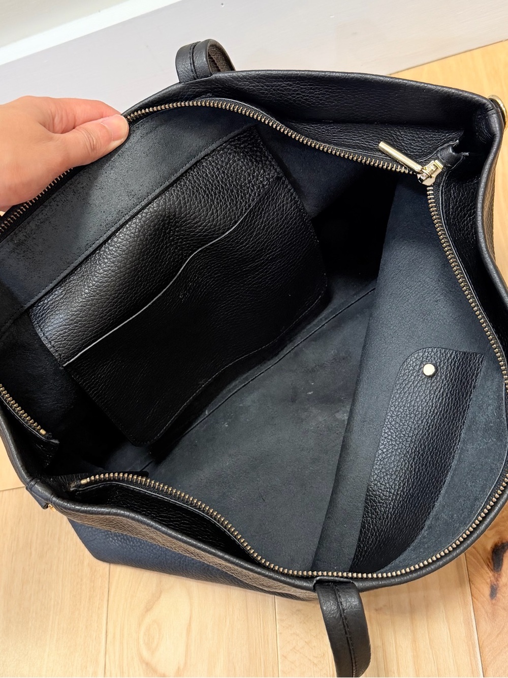 Cuyana Small Easy Zipper Leather Tote Shoulder Bag - Picture 4 of 8